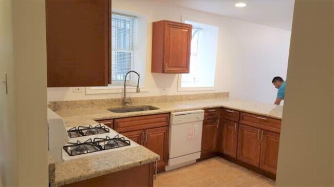 Building Photo - 634 W Oakdale Ave