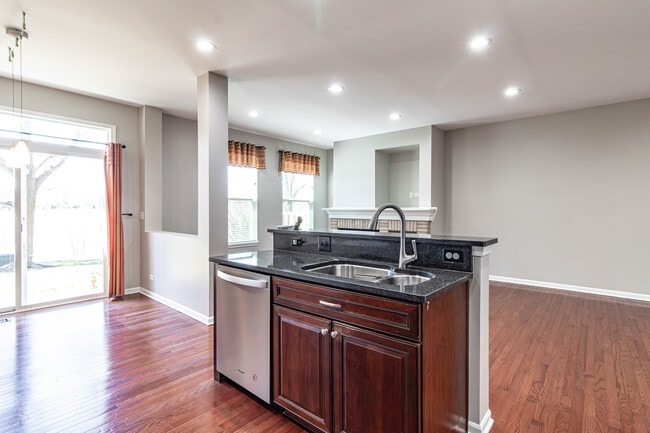 Building Photo - 1858 Crenshaw Cir