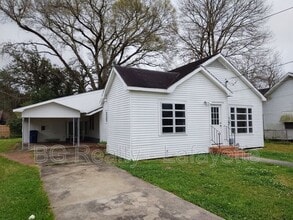 Building Photo - 303 S Guegnon St