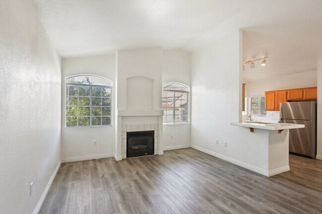 Building Photo - 2 Bedroom 2nd Floor West Vegas Condo