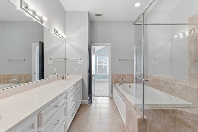 Building Photo - 5941 S Loop E