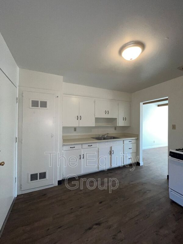 Building Photo - 513 E Myrtle Ave