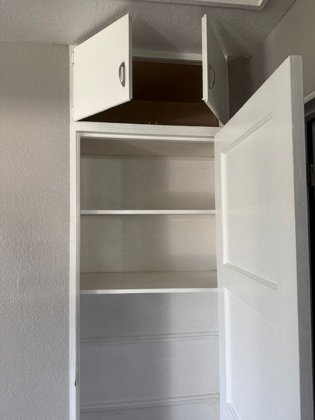 Building Photo - 1/2 off 1st Months Rent!!!!