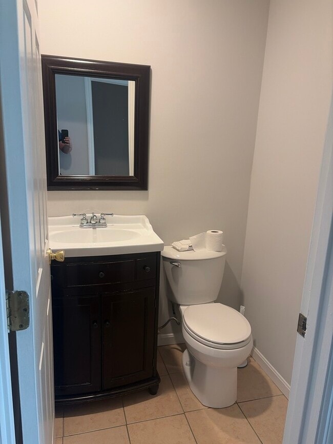 Building Photo - 2 bed 2.5 bath walk out finished basement