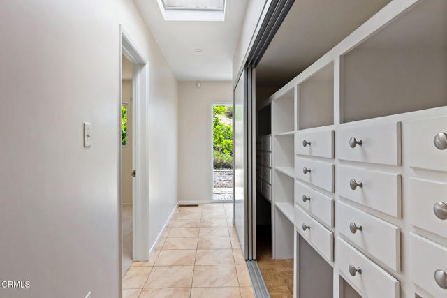 Building Photo - 2075 Linda Flora Dr