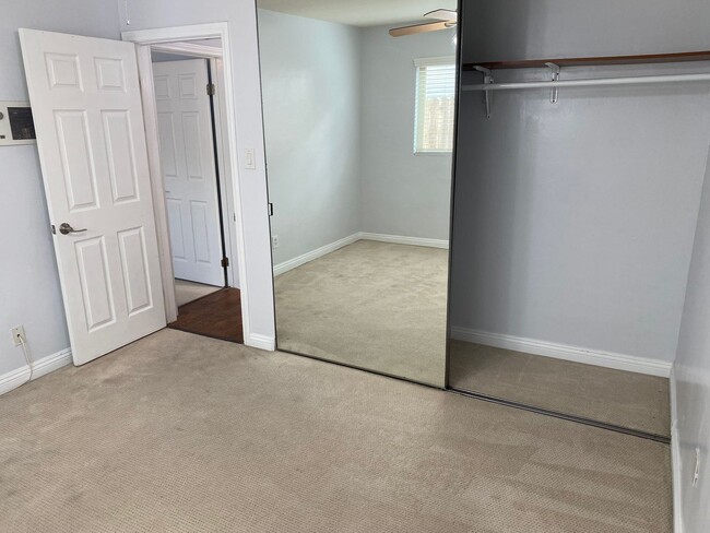 Building Photo - 2/2 Condo with Laundry and 2-Car Parking