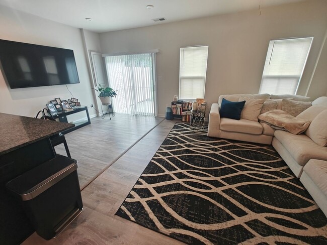 Building Photo - 3 bedroom townhome