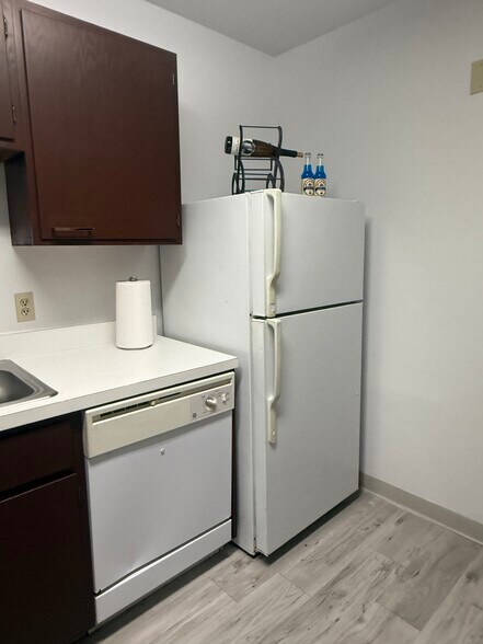 well equipped Kitchen - 1053 Danby Rd