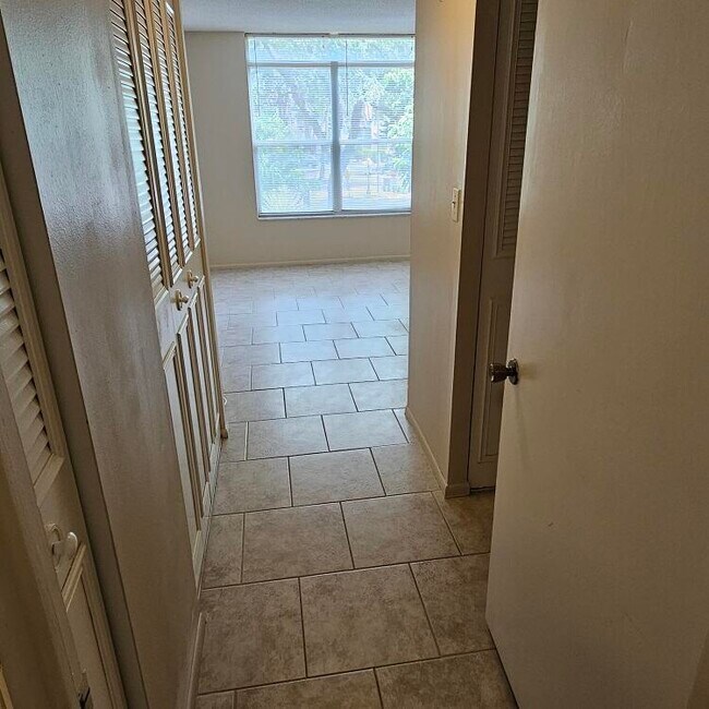 Building Photo - 3690 Inverrary Dr