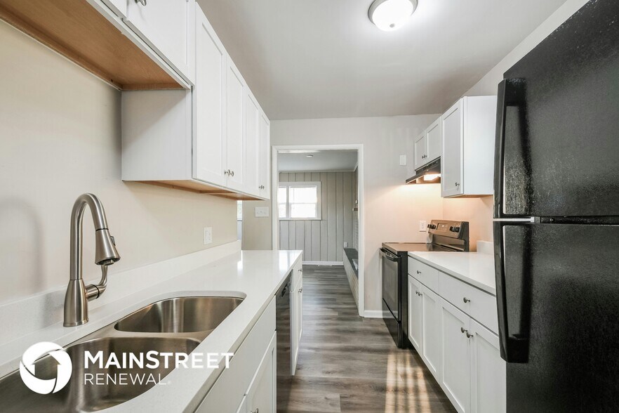 Building Photo - 4769 N Mitchner Ave