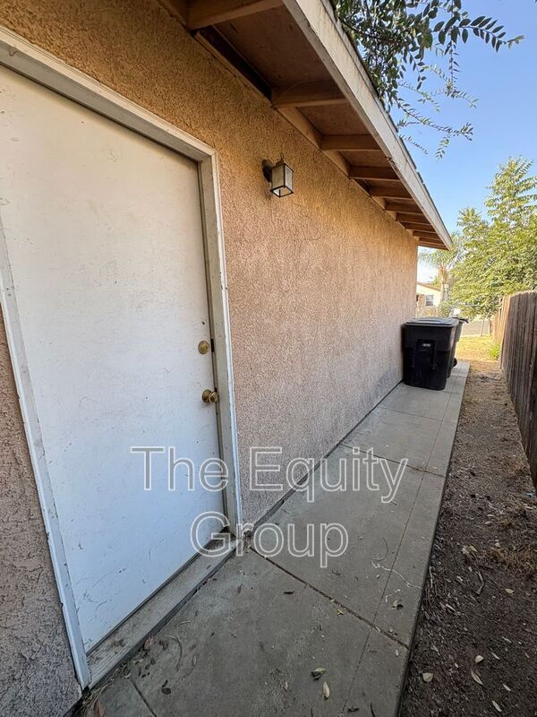 Building Photo - 1747 W Connelly Ave