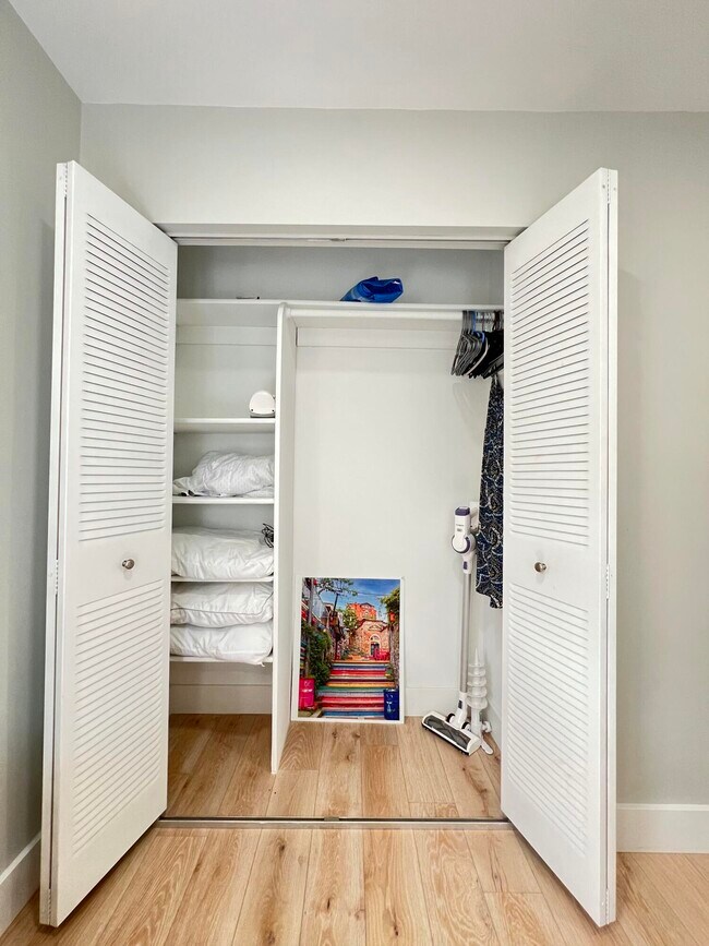 Building Photo - 698 Normandy Ln