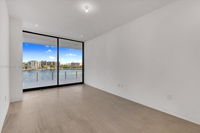 Building Photo - 5 Grove Isle Dr