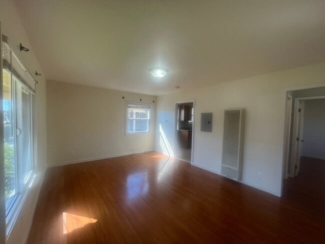 Building Photo - AMSI - Sunny One Bedroom