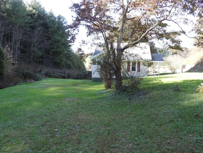 Building Photo - Cute 2/1 Cottage in Fleetwood with Office Space Upstairs