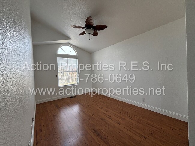 Building Photo - Spacious 4 Bed, 2.5 Bath + Office - Tesla ...