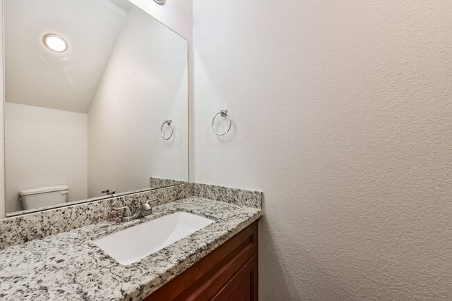 Building Photo - 914 Shady Ln