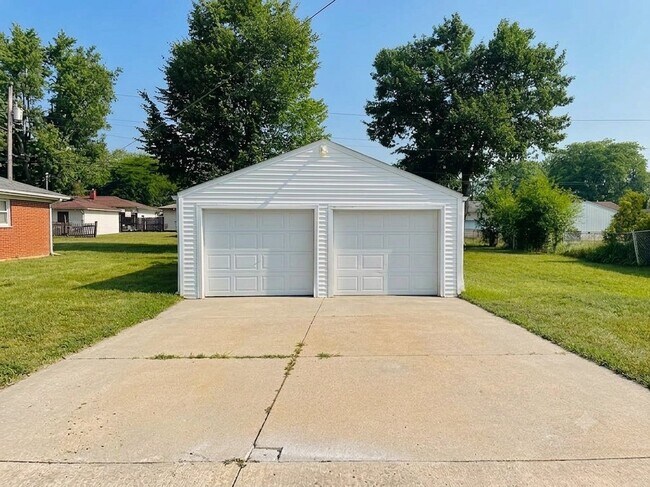 Building Photo - 15917 Steinway Blvd
