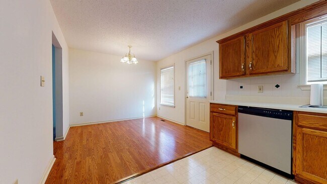Building Photo - Charming Three Bedroom Columbia Townhome