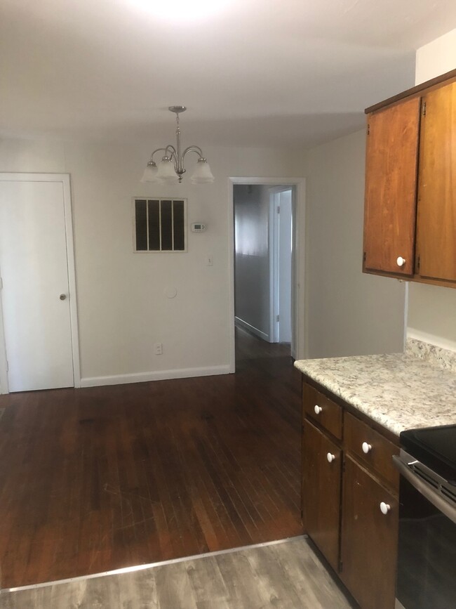 Building Photo - 3/2.5 House with large yard walking distan...