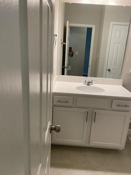 Building Photo - Room in Condo on College Park Dr
