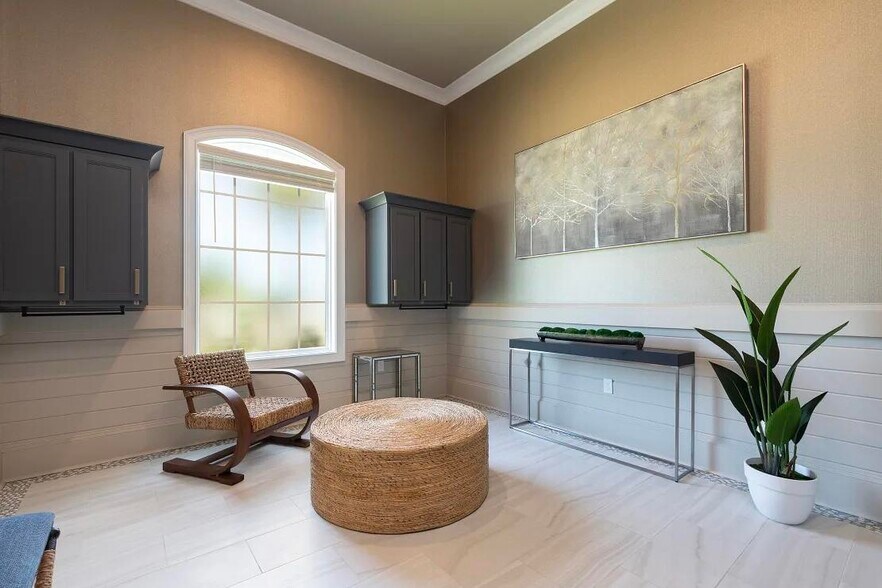 Building Photo - 305 Laredo Dr