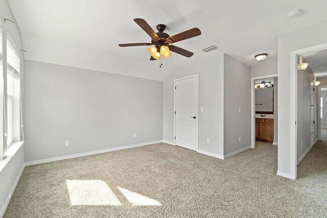 Building Photo - Conveniently located to Hurlburt and Eglin AFB.