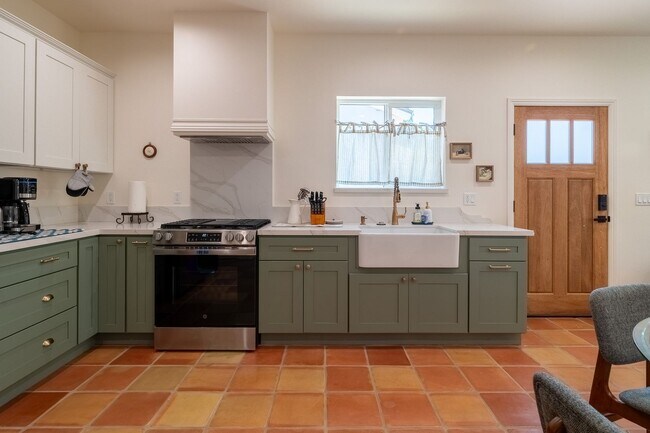 Building Photo - Contemporary New home in Monrovia