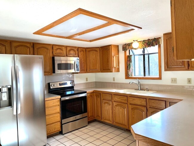 Building Photo - Beautiful & Spacious 4 Bedroom 2.5 Bath Home with 2 Car Attached Garage on Large Lot in South For...