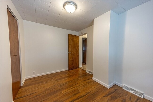 Building Photo - 302 Bridge St