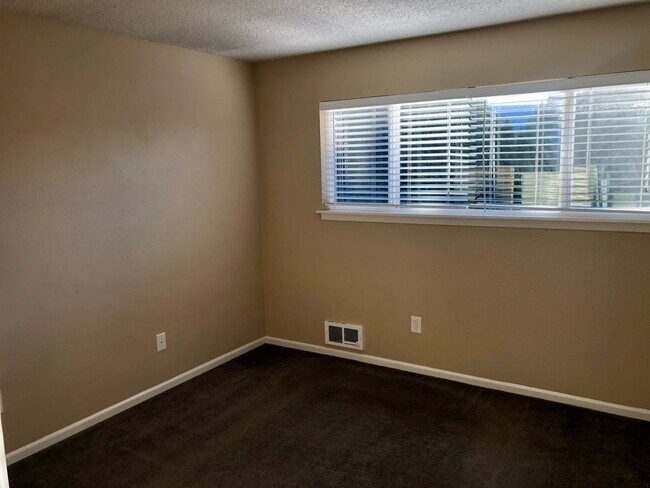 Building Photo - Application Pending - 2 Bedroom Condo for Rent - Hood River