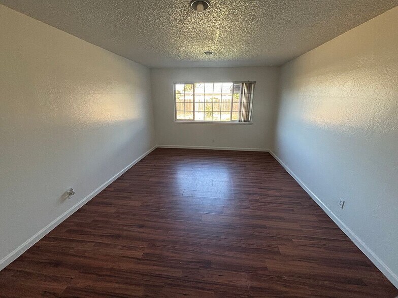 Building Photo - 4504 N Garden Ave