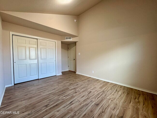 Building Photo - 3813 Loma Dante