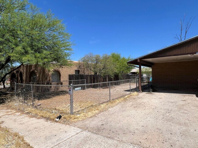 Building Photo - 303 E Lester St