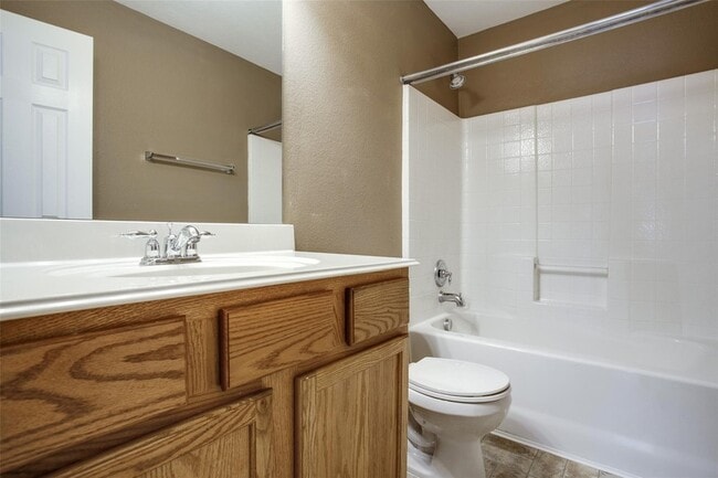 Building Photo - 1420 Canary Dr