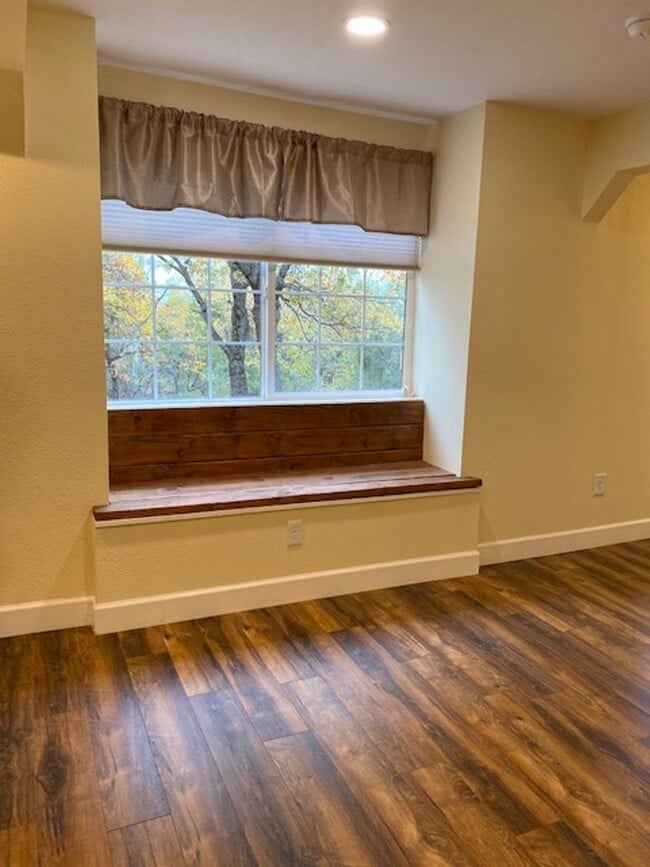 Building Photo - Pine Grove Home