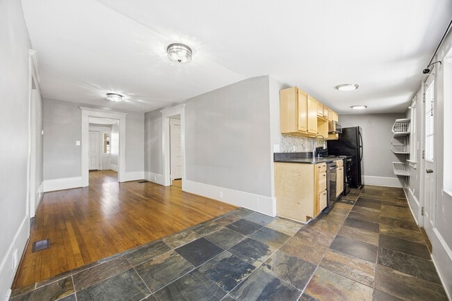 Building Photo - 209 W Shadburn Ave