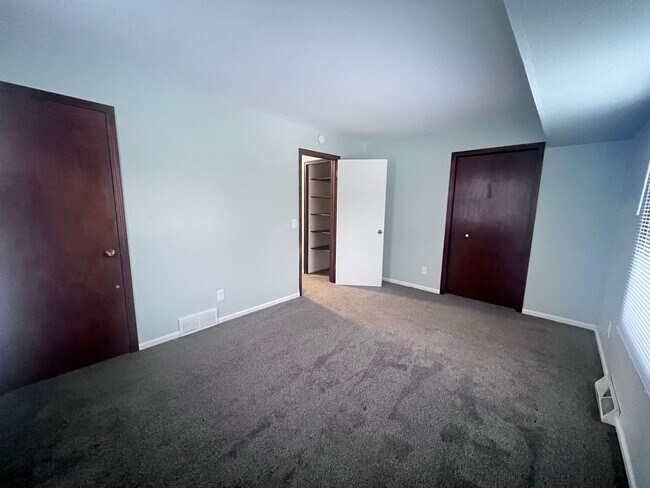 Building Photo - Rockford Schools!  4-Bedroom Duplex