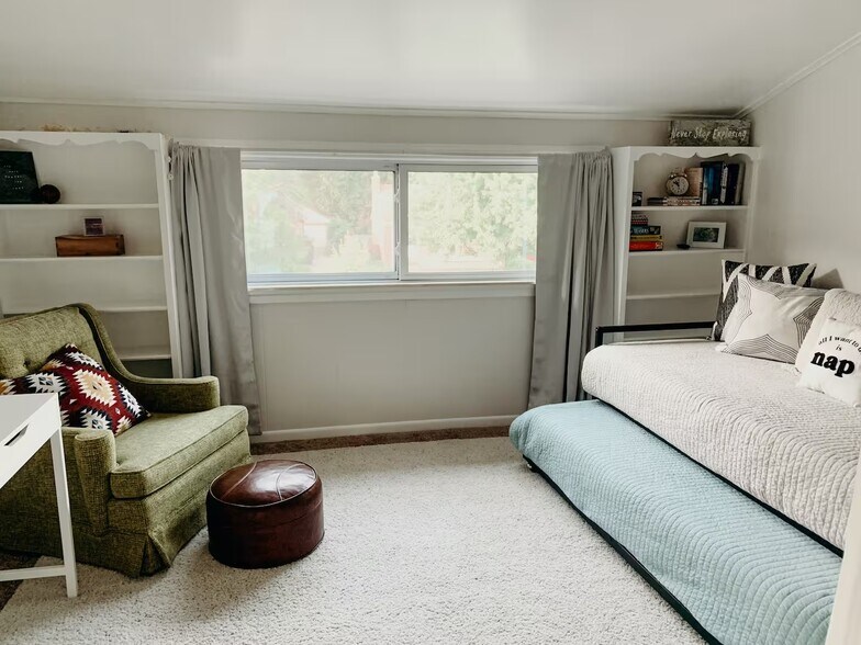 living room - 22101 Nowlin St