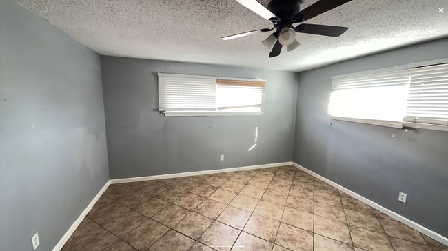 Building Photo - 2 Bed/ 1 Bath Duplex