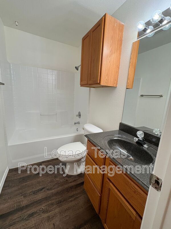 Building Photo - 641 Woodard Ave