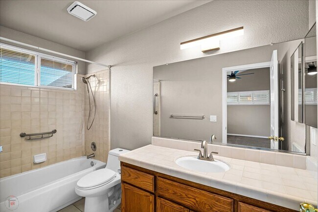 Building Photo - Lovely 3 Bedroom/2 Bath Home Located in Lodi Ca