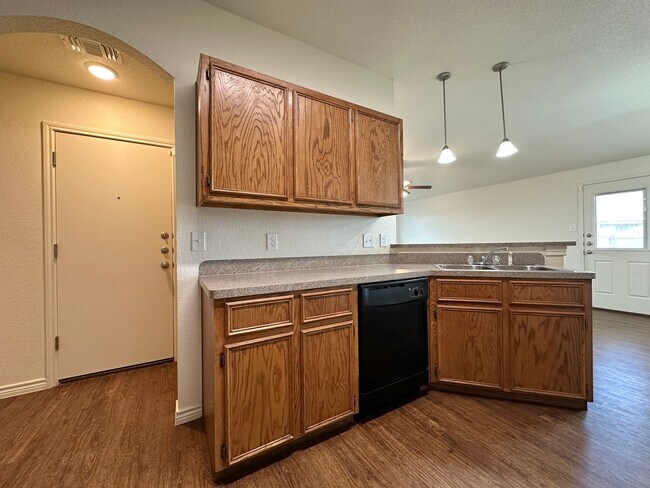 Building Photo - 901 Lasso Dr