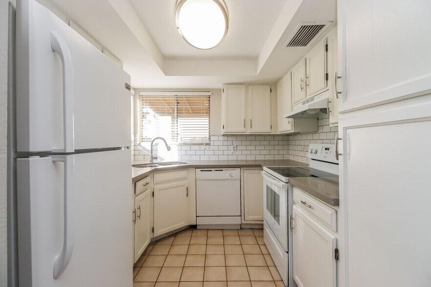 Building Photo - 2144 W Ironwood Dr