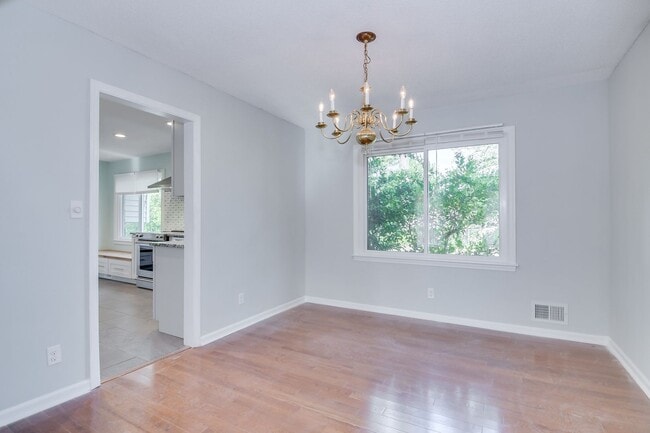 Building Photo - Great Location 4 Bedroom