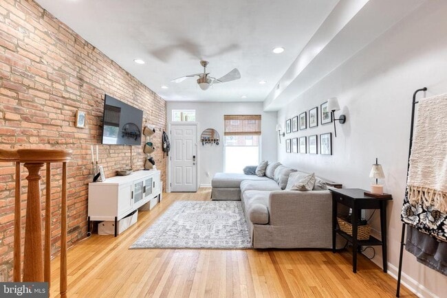 Building Photo - 724 S Curley St