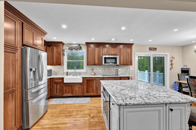 Building Photo - 809 Highland Lake Rd