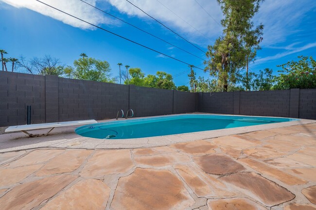 Building Photo - Great home in Tempe with a pool!