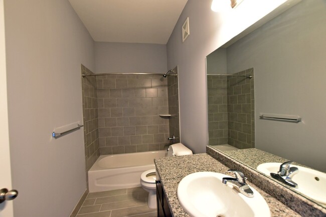 Building Photo - 3 Bedroom, 2 Bath, End-Unit condo style re...