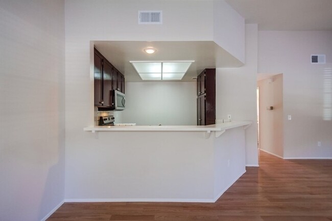 Building Photo - 2049 Haller St